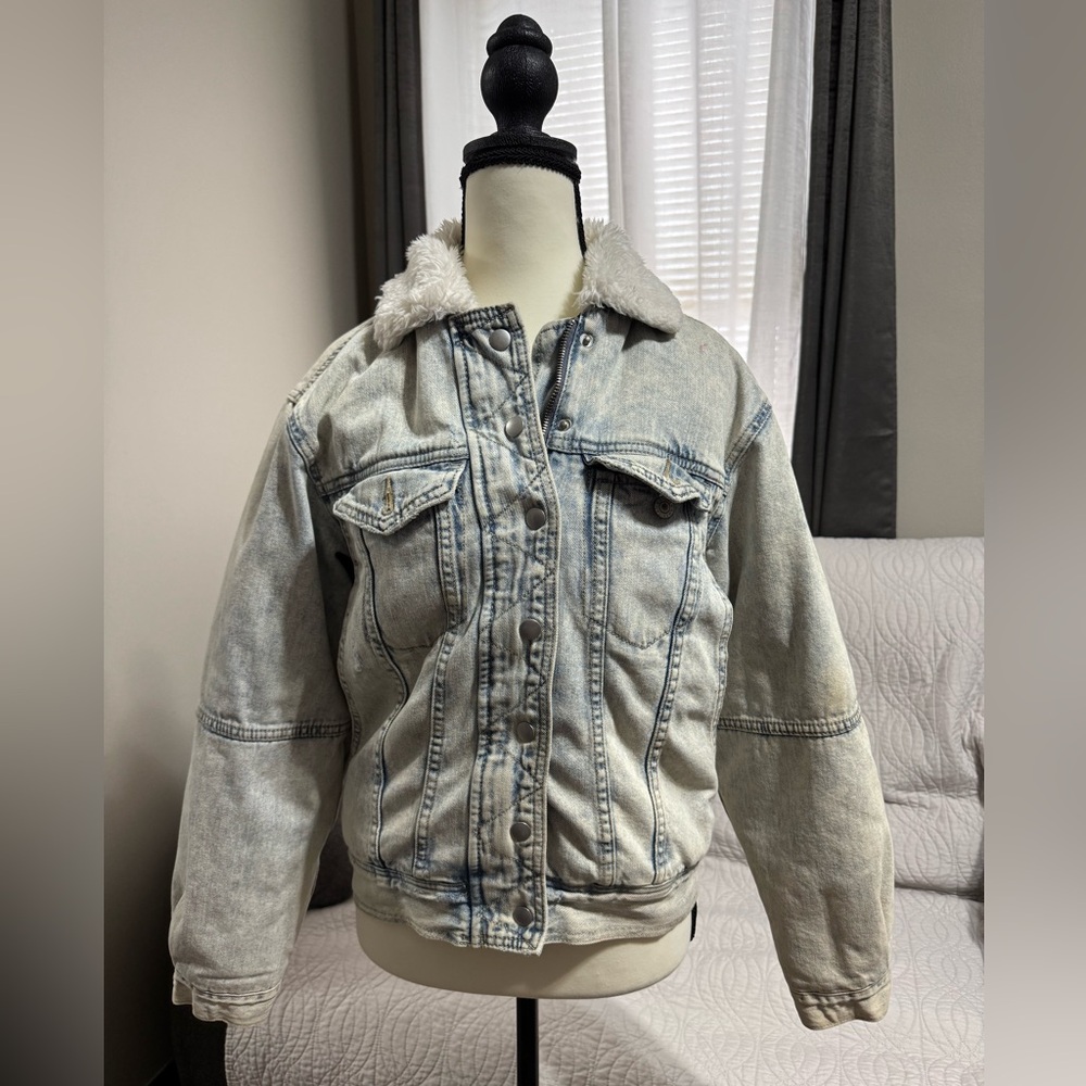 American Eagle Outfitters Light Blue Denim Jacket with Faux Fur Collar